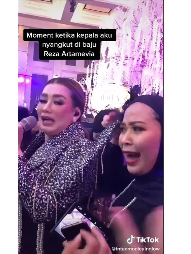 Niat Foto Bareng, Hijab Wanita Ini Malah Nyangkut di Baju Reza Artamevia