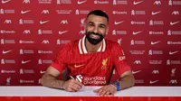 Penyerang Liverpool, Mohamed Salah, menandatangani kontrak baru bersama The Reds. (X/Fabrizio Romano)