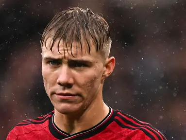 Ekspresi kecewa pemain Manchester United, Rasmus Hojlund saat laga lanjutan Liga Inggris 2023/2024 antara Manchester United melawan Crystal Palace di Old Trafford, Manchester, Inggris, 30 September 2023. (AFP/Oli Scarff)