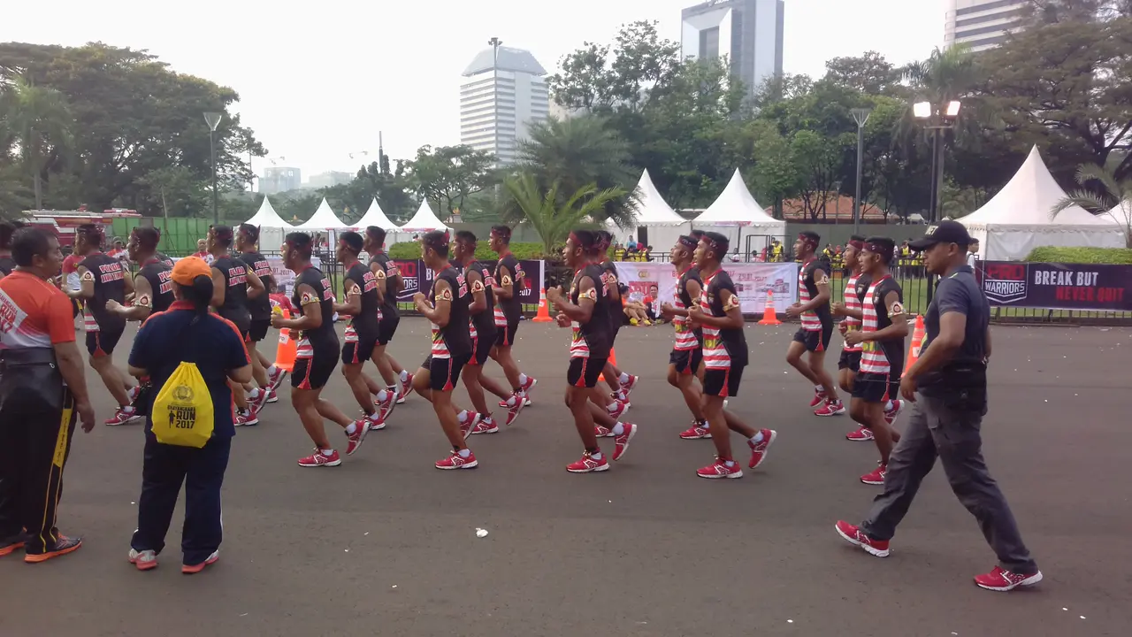 Peserta Bhayangkara Run asal Jawa Timur memakai seragam dan simbol kedaerahan khas Pulau Madura