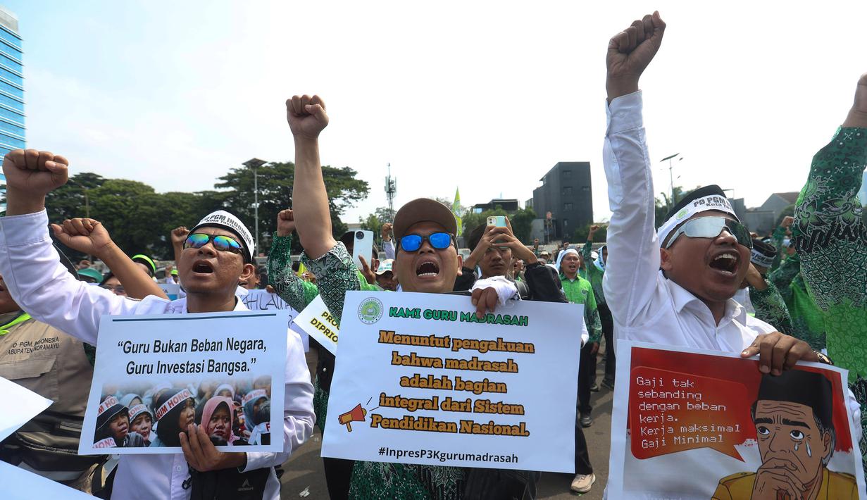 Mereka juga menyuarakan membawa sejumlah tuntutan utama, yakni penghapusan diskriminasi kebijakan antara guru madrasah negeri dan swasta, penyetaraan kesempatan dalam seleksi Pegawai Pemerintah dengan Perjanjian Kerja dengan mekanisme penempatan yang lebih fleksibel. Tampak dalam foto, para guru madrasah swasta dari berbagai daerah di Indonesia saat melakukan aksi unjuk rasa di depan Gedung MPR/DPR/DPD RI, Jakarta, Rabu (11/2/2026). (Kapanlagi.com/Budy Santoso)