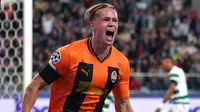 Mykhailo Mudryk tengah menjadi incaran utama Arsenal pada bursa transfer Januari 2023. Ia merupakan pemain sayap Shakhtar Donetsk. Musim ini, Mudryk tampil mengagumkan dengan membuat 10 gol dan 8 assist dari 24 pertandingan bersama klub yang berjuluk Hirnyky itu. Mudryk sendiri sangat tertarik untuk bergabung dengan Arsenal. Namun, tawaran resmi yang dilepas The Gunners masih ditolak oleh kubu Shakhtar Donetsk. (AFP/Janek Skarzynski)