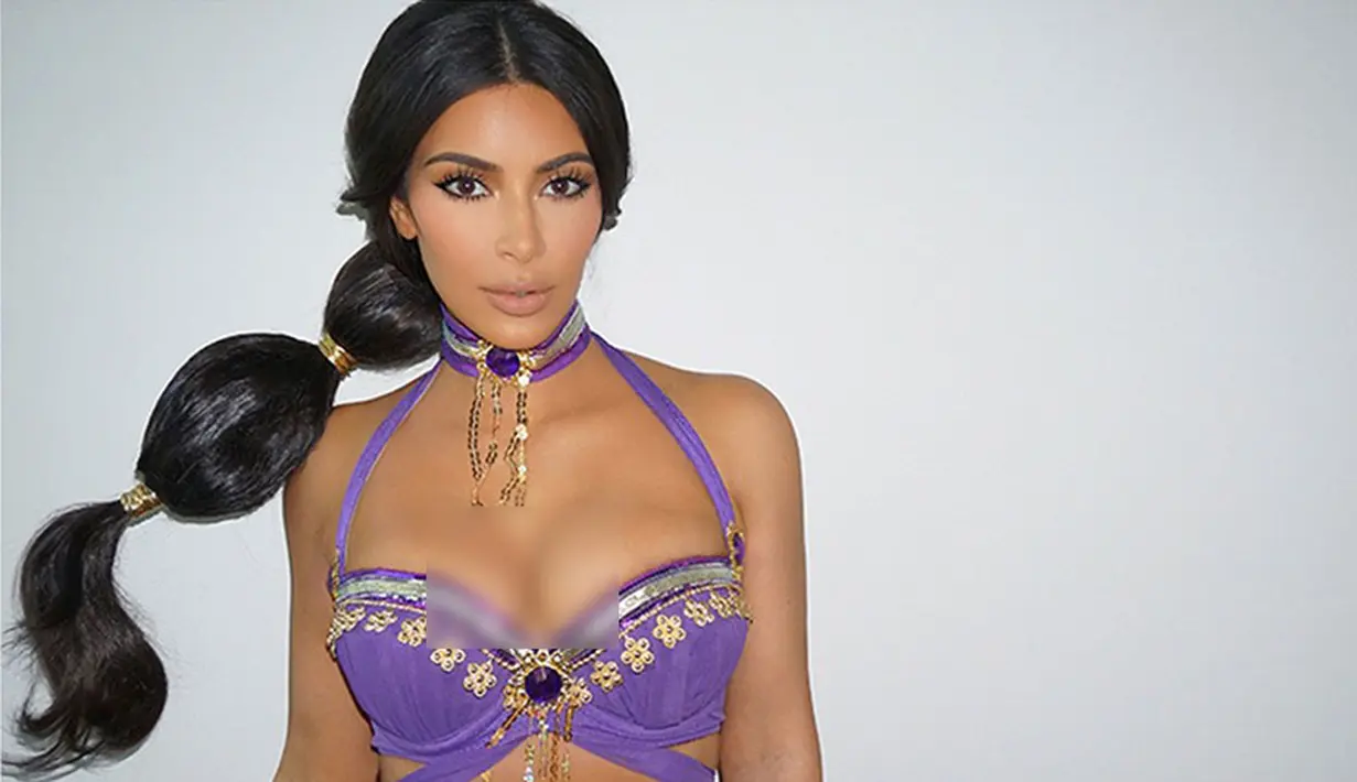 Usai tragedi perampokan yang menimpa dirinya di Paris, Kim Kardashian memang sempat menenangkan diri. Perlahan, ia mulai bisa hidup seperti biasa. Terlihat bersama keluarganya Kim merayakan Halloween dengan kostum Jasmine. (doc.People)