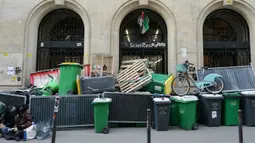 Puluhan siswa pendukung warga Palestina memutuskan menduduki gedung baru di Sciences Po Paris pada 25 April 2024, malam hari. (Dimitar DILKOFF/AFP)