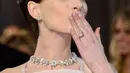 Anne Hathaway mengenakan cincin tunangan yang harganya ditaksir mencapai 150 ribu dolar. Foto: Vogue.