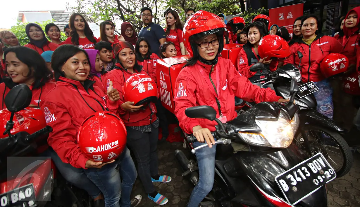 Pengemudi ojek online saat peluncuran aplikasi GoAhok PSI di Jakarta, Kamis (31/3). GoAhok PSI ini merupakan layanan penjemputan KTP warga Jakarta berbasis aplikasi untuk mendukung Ahok-Heru pada Pilkada DKI Jakarta 2017 (Liputan6.com/Immanuel Antonius)