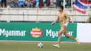 Kiper Thailand U-19, Kantaphat Manpati, mengontrol bola saat melawan Timnas Indonesia U-19 pada laga Piala AFF U-18 di Stadion Thuwunna, Yangon, Jumat (15/9/2017). Manpati berkali-kali mengagalkan kesempatan Indonesia. (Bola.com/Yoppy Renato)
