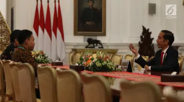 Presiden Joko Widodo berbincang dengan Menpora Imam Nahrawi dan Lifter Eko Yuli Irawan di Istana Merdeka, Jakarta, Kamis (8/11). Jokowi mengapresiasi prestasi Eko Yuli yang berhasil meraih medali emas di nomor 61 kg. (Liputan6.com/Angga Yuniar)