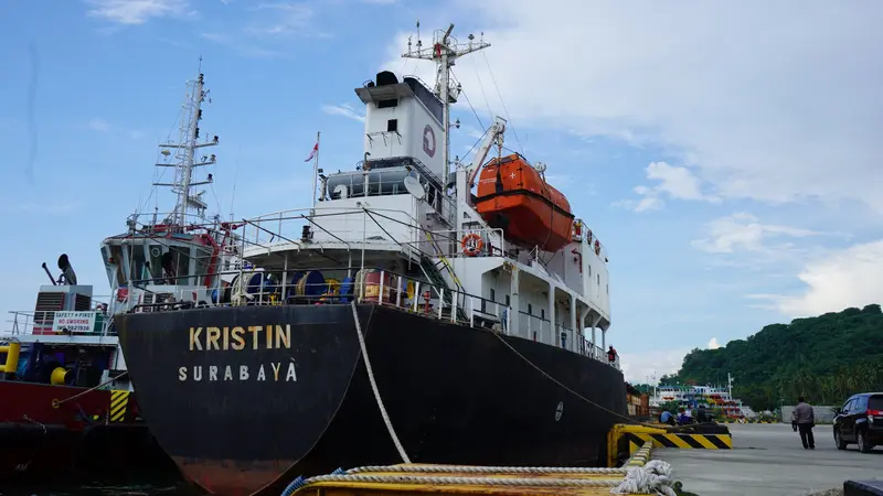 Kapal MT Kristin kini telah bersandar di dermaga PT Pantai Damai Sejahtera (PDS), Lombok Barat usai terbakar pada Minggu 26 Maret 2023 sore.