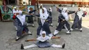 Gadis-gadis muslim memainkan tongkat dan pedang saat berlatih seni bela diri Vovinam untuk tampil dalam Hari Perempuan Internasional di sekolah menengah St Maaz, Hyderabad, India, Kamis (5/3/2020). Vovinam adalah seni bela diri menggunakan pedang dan tongkat asal Vietnam. (NOAH SEELAM/AFP)
