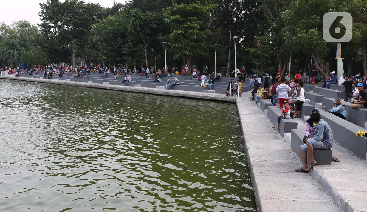 Warga duduk menikmati suasana Danau Sunter, Jakarta, Sabtu (27/6/2020). Beragam aktivitas dilakukan warga sambil menikmati waktu sore di area Danau Sunter, Jakarta. (Liputan6.com/Helmi Fithriansyah)