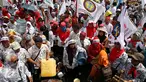 Persatuan Guru Seluruh Indonesia mengelar Aksi di Gedung DPR/MPR, Jakarta, Kamis (12/1). Dalam aksinya mereka menuntut kenaikan upah dan mendesak pemerintah kususnya DPR agar tidak melakukan diskriminasi terhadap guru swasta. (Liputan6.com/Johan Tallo)