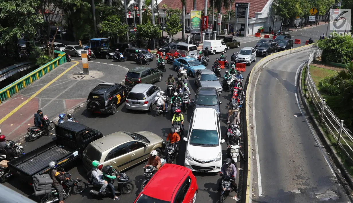 Kondisi lalu lintas semrawut saat penutupan ruas Jalan Veteran akibat adanya sidang sengketa Pilpres 2019 di Gedung Mahkamah Konstitusi (MK), Jakarta, Selasa (18/6/2019). Penutupan Jalan Veteran mengakibatkan kemacetan lalu lintas di sekitar kawasan tersebut. (Liputan6.com/JohanTallo)