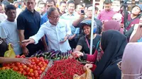 Menteri Perdagangan Zulkifli Hasan mengecek harga cabe di pasar Batam. Foto: liputan6.com/ajang nurdin&nbsp;
