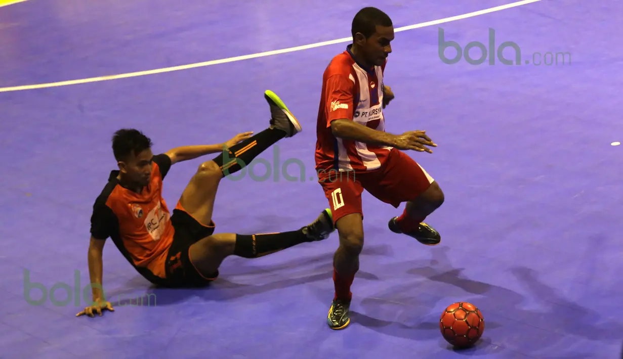 Pemain Black Steel, JGG Rumruren (kanan), berhasil menahan laju pemain IPC Pelindo, Ahmad Zulfikar, dalam laga Seri III Grup B Wilayah Timur Pro Futsal League 2016 di GOR 17 Desember, Mataram, NTB, Minggu (13/3/2016). (Bola.com/Arief Bagus)