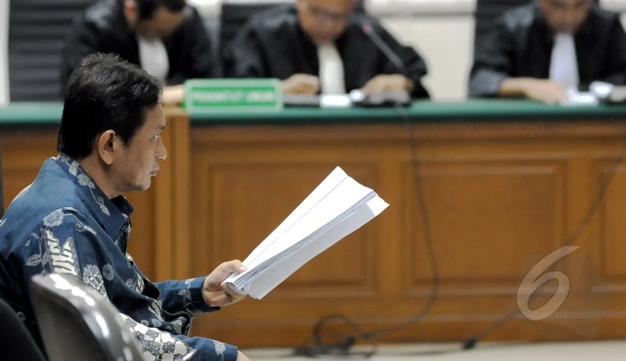 Mantan Kepala Dinas Perhubungan DKI, Udar Pristono menjalani sidang pembacaan dakwaan di Pengadilan Tipikor, Jakarta, Senin (13/4/2015). Udar ditetapkan sebagai tersangka tindak pidana korupsi pengadaan bus Transjakarta. (Liputan6.com/Andrian M Tunay)