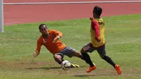 Kiper Pusamania Borneo FC Galih Sudaryono bersyukur dapat rezeki dari turnamen. Ia tak lagi hanya mengandalkan usaha odong-odong.