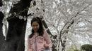 Bisa juga menhenakan kemeja atau lengan panjangan pink yang dipadukan denim seperti Jennie Blackpink ini. (@jennierubyjane)