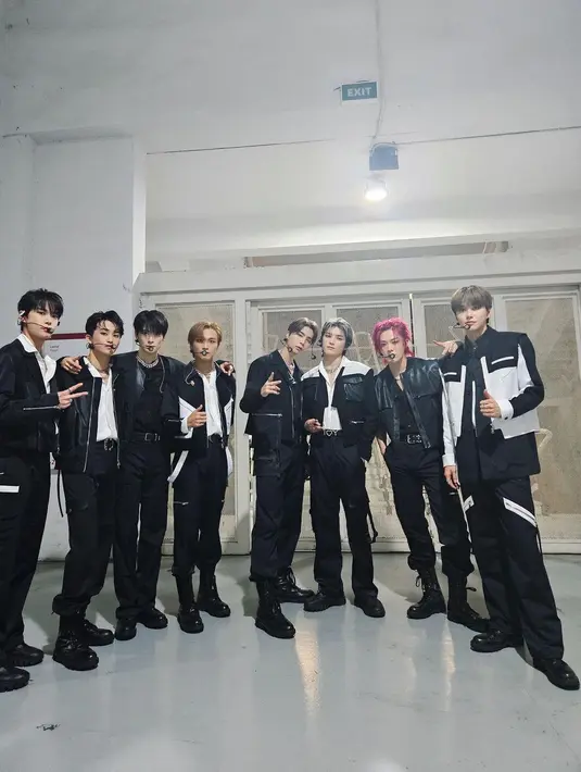NCT 127 tampil keren dengan outfit berlapis serba monokrom. [@nct127]
