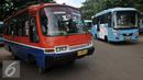 Kopaja melintas disamping  Kopaja terintegrasi Transjakarta yang terparkir di Parkir Timur Senayan, Jakarta, Selasa (22/12). Rute yang terintegrasi dengan koridor IV Dukuh Atas-Pulogadung, koridor V Ancol-Kampung Melayu. (Liputan6.com/Johan Tallo)