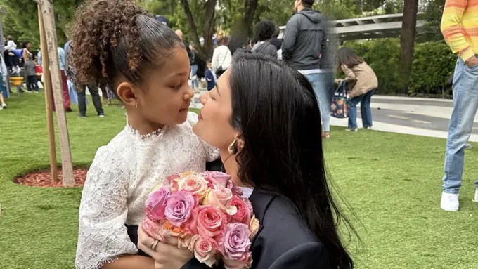 Penampilan Kylie Jenner saat hadir di wisuda anaknya