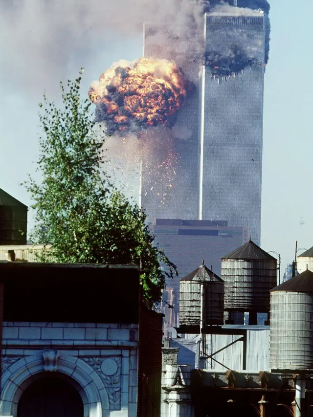 Bola api dari salah satu menara World Trade Center (WTC) saat pesawat kedua menabrak, Selasa, 11 September 2001. (AP/Todd Hollis)