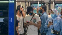 Orang-orang yang memakai masker berdiri di dalam sebuah kereta metro di Kuala Lumpur, 5 Oktober 2020. Malaysia pada Senin (5/10) melaporkan rekor penambahan kasus harian tertinggi lainnya dengan 432 kasus baru COVID-19, menambah total kasus di negara itu menjadi 12.813. (Xinhua/Chong Voon Chung)