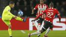 Gelandang Barcelona, Philippe Coutinho, mengontrol bola saat pertandingan melawan PSV Eindhoven pada laga Liga Champions di Stadion Philips, Rabu (28/11). Barcelona menang 2-1 atas PSV Eindhoven. (AP/Peter Dejong)