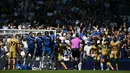 Momen tersebut terjadi saat Crystal Palace mendapatkan hadiah tendangan bebas pada menit ke-12. (AFP/Justin Tallis)