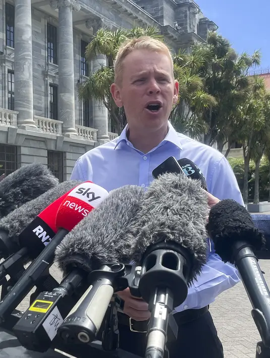 Menteri Pendidikan Selandia Baru Chris Hipkins berbicara kepada wartawan di luar parlemen di Wellington, Selandia Baru, Sabtu (21/1/2023). Nama Chris Hipkins menjadi satu-satunya kandidat yang dinominasikan oleh Partai Buruh. (AP Photo/Nick Perry)