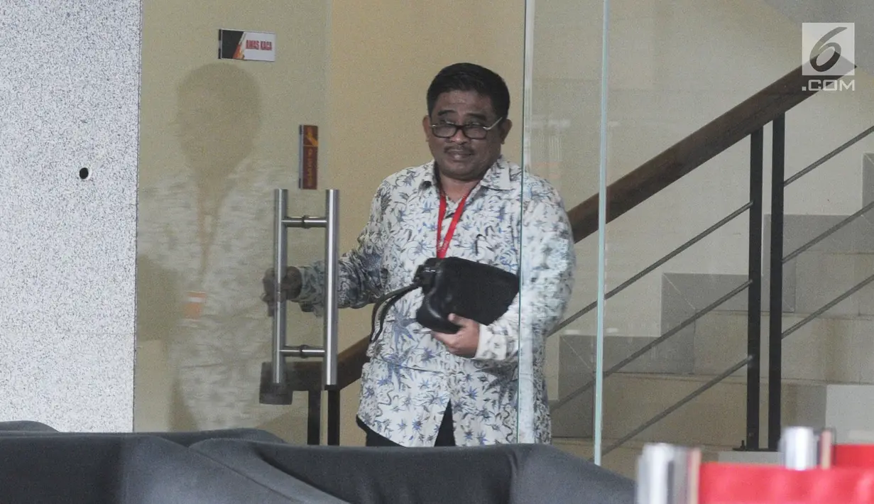 Dirjen Otda Kemendagri Soni Sumarsono berjalan usai diperiksa oleh penyidik di Gedung KPK, Jakarta, Kamis (10/1). Soni diperiksa sebagai saksi untuk tersangka Kadis PUPR Kabupaten Bekasi Jamaludin. (Merdeka.com/Dwi Narwoko)