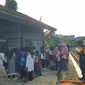 Kereta Api (KA) Pangrango tujuan Bogor-Sukabumi tak beroperasi sepenuhnya akibat jalur lintasan tertimbun longsor dan hanya beroperasi hingga Stasiun Cigombong, Senin (23/12/2019) pagi. (Liputan6.com/Achmad Sudarno)