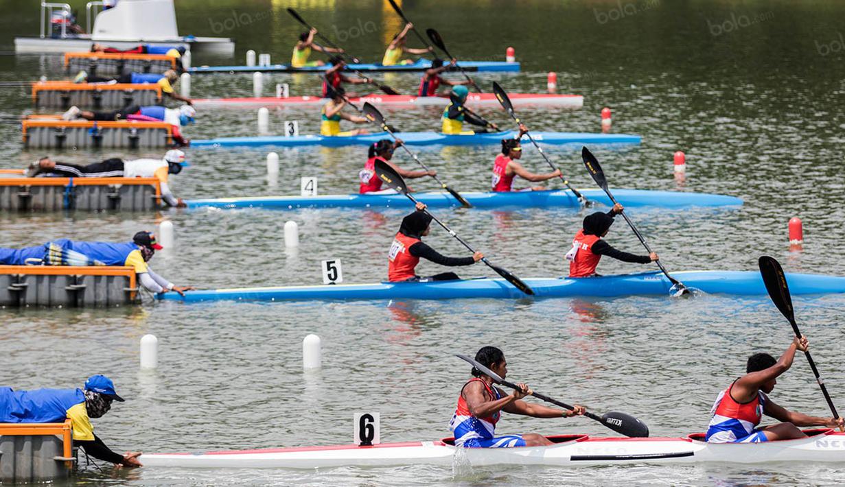 Para pedayung bersiap memacu perahunya saat berlaga pada PON XIX 2016. Jabar masih terus bertekad menambah raihan medali emas untuk memecahkan rekor perolehan medali cabang dayung. (Bola.com/Vitalis Yogi Trisna)
