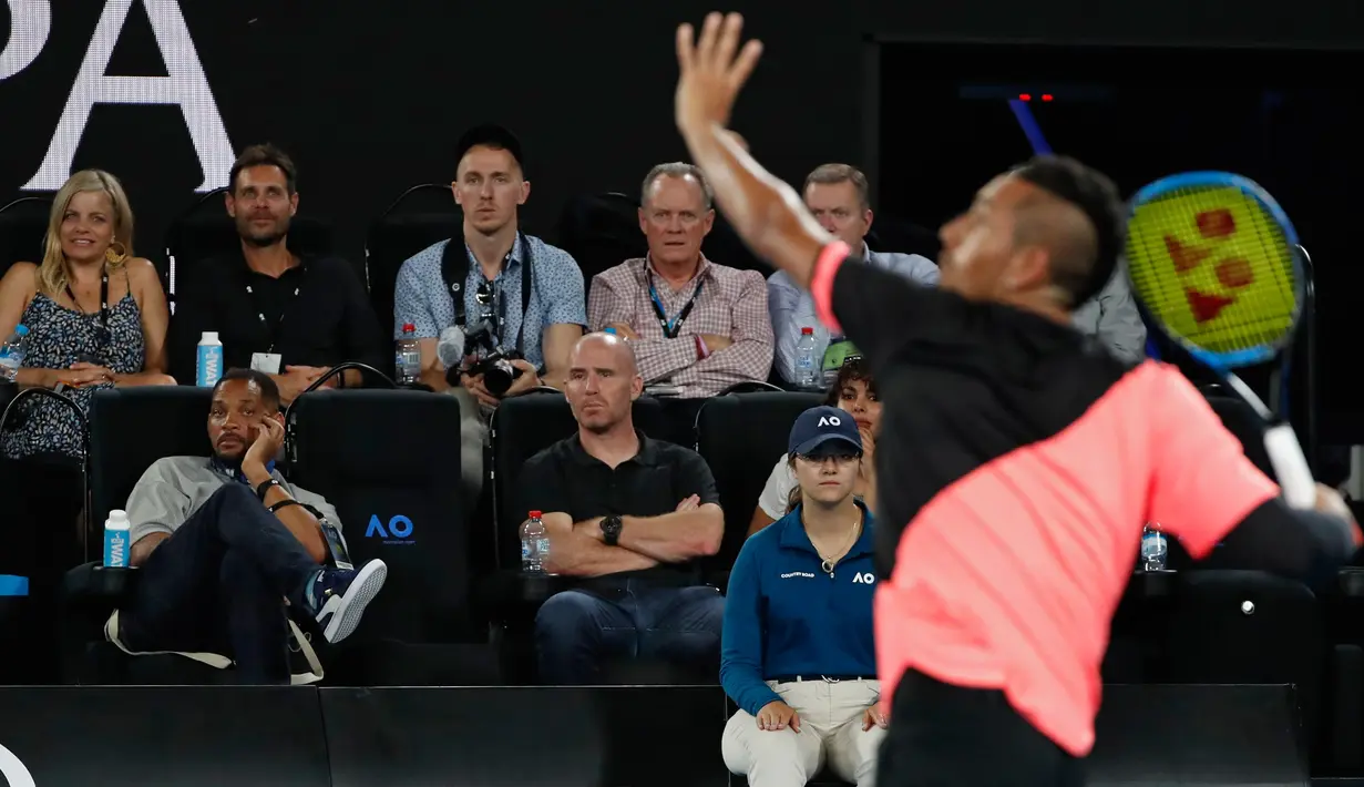 Aktor AS Will Smith menonton pertandingan putaran ketiga antara petenis Prancis Jo-Wilfried Tsonga melawan petenis Australia Nick Kyrgios di Australia Terbuka di Melbourne, Australia (19/1). (AP Photo / Ng Han Guan)