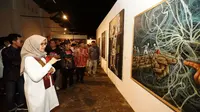 Bupati Banyuwangi Ipuk Fiestiandani, tijau pameran lukisan ArtOs Nusantara di gedung tua Marina Boom Banyuwangi (Istimewa)