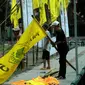 Sejumlah pekerja akan memasang bendera Partai Golkar. (Liputan6.com/Boy Harjanto)