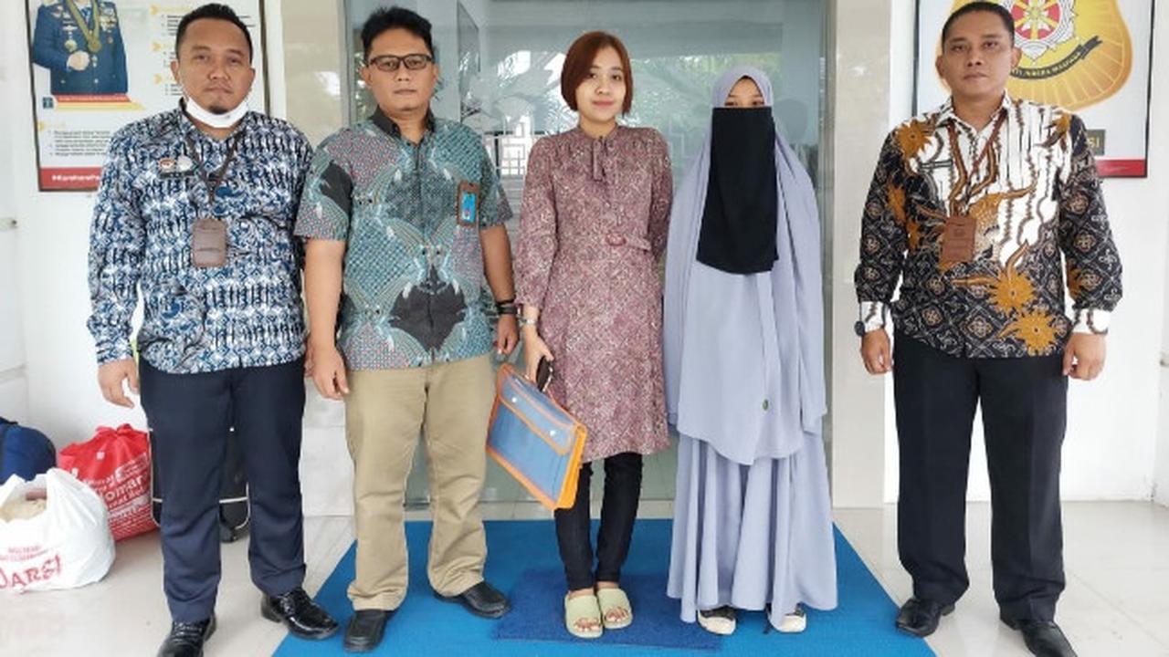 Santri yang merupakan warga Malaysia (pakai cadar) dideportasi petugas Kantor Imigrasi Dumai karena melewati izin tinggal hingga ratusan hari.