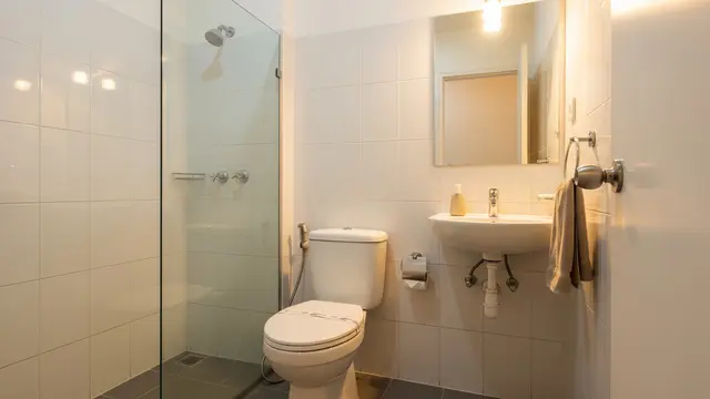 Desain Kamar Mandi Kecil Tanpa Jendela yang Tetap Terang