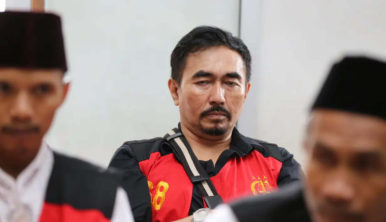 Pria yang juga dikenal sebagai guru spiritual para artis itu menjalani sidang di Pengadilan Negeri Jakarta Selatan. Agendanya adalah pembacaan vonis. (Adrian Putra/Bintang.com)