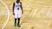 Pemain Celtics Isaiah Thomas tertunduk lesu setelah timnya kalah dari Bulls (AFP)