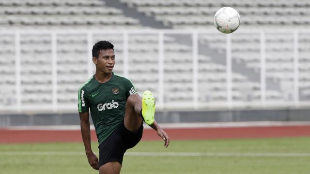 Pemain Timnas Indonesia U-22, Osvaldo Haay, mengontrol bola saat latihan. (Bola.com/Yoppy Renato)