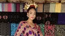 <p>R'Bonney Nola Gabriel tampil elegan mengenakan pakaian khas Lombok. Dari atasan dan bawahan kain tenun khas Lombok. (@rbonneynola)</p>