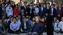 Pemimpin partai oposisi utama Korea Selatan, Hwang Kyo-ahn mencukur gundul kepalanya di luar Blue House, Seoul, Senin (16/9/2019). Aksi tersebut sebagai bentuk protes atas pengangkatan Cho Kuk sebagai Menteri Kehakiman di saat keluarganya tengah terjerat skandal hukum. (Ed JONES/AFP)