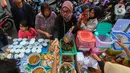 Beragam jenis takjil dijajakan di pinggir Jalan Panjang, Jakarta Barat. (Liputan6.com/Angga Yuniar)
