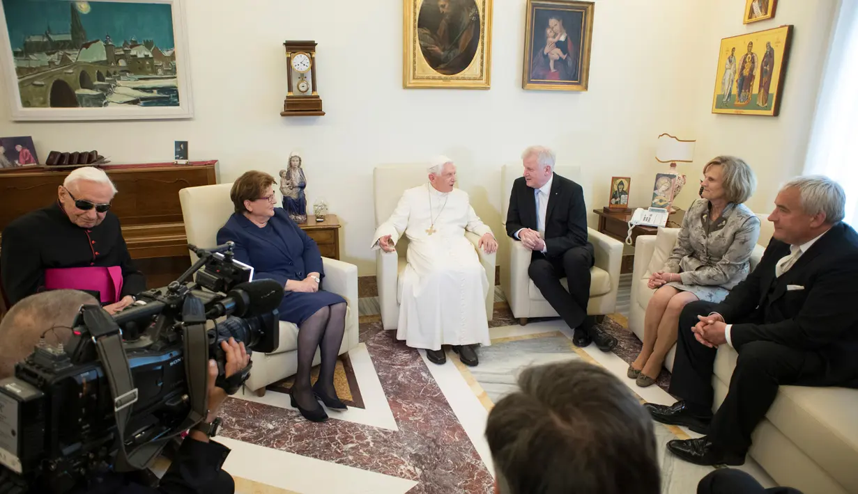 Paus Emeritus Benediktus XVI berbincang dengan Perdana Menteri Bavaria Horst Seehofer saat perayaan ulang tahunnya yang ke-90 di Vatikan (17/4). (L'Osservatore Romano/Pool Photo via AP)
