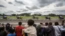 Orang-orang menonton balapan kuda dalam ajang Piala Raja Hamengku Buwono X 2025, kejuaraan balap kuda nasional tahunan yang memperebutkan trofi Sultan Hamengku Buwono X, di lintasan Sultan Agung, Bantul, Yogyakarta, pada Minggu 9 November 2025. Indonesia's Horse Racing (IHR) Piala Raja Hamengku Buwono (HB) X 2025 sukses digelar di Lapangan Pacuan Kuda Sultan Agung, DI Yogyakarta, Minggu (9/11/2025). (DEVI RAHMAN/AFP)