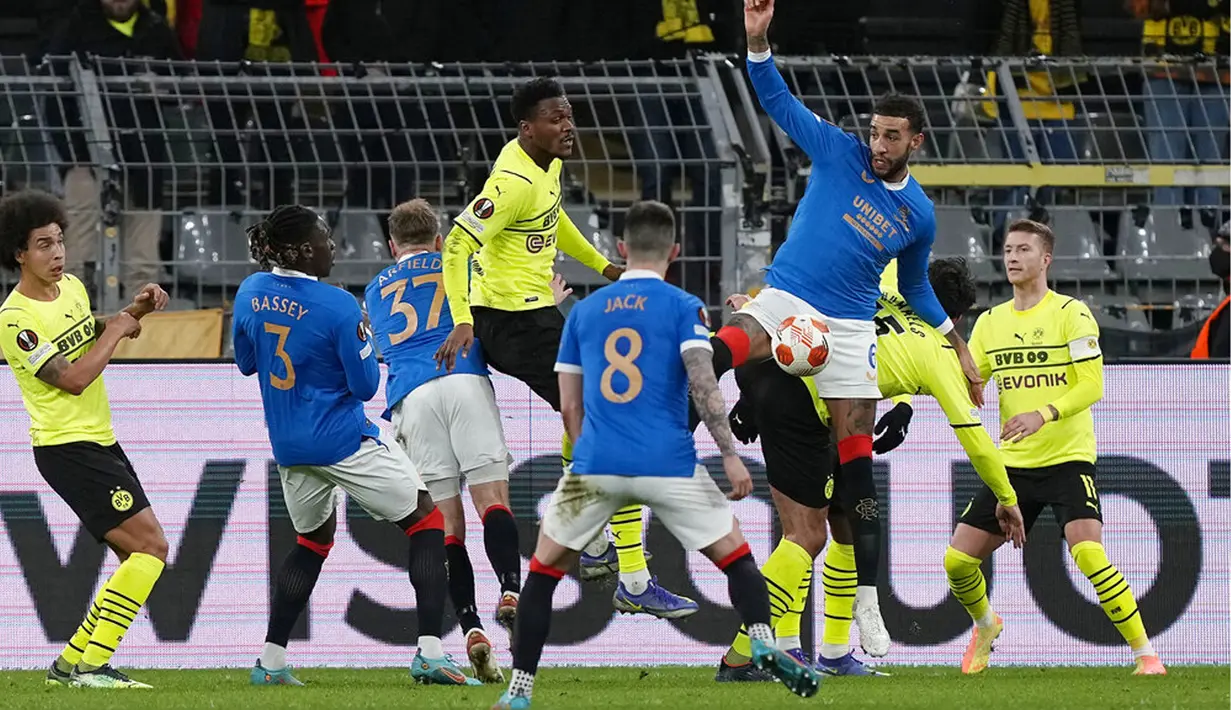 Pemain Borussia Dortmund Dan-Axel Zagadou (tengah) melompat untuk merebut bola saat melawan Rangers pada pertandingan sepak bola Liga Europa di Dortmund, Jerman, 17 Februari 2022. Borussia Dortmund kalah 2-4. (AP Photo/Martin Meissner)