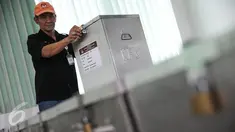 Petugas Pemungutan Suara (PPS) mengecek 104 kotak suara di Kelurahan Menteng, Jakarta, Kamis (13/4). Sebagian besar logistik untuk Pilkada DKI 2017 pada 19 April mendatang telah didistribusikan sampai tingkat kelurahan. (Liputan6.com/Faizal Fanani)