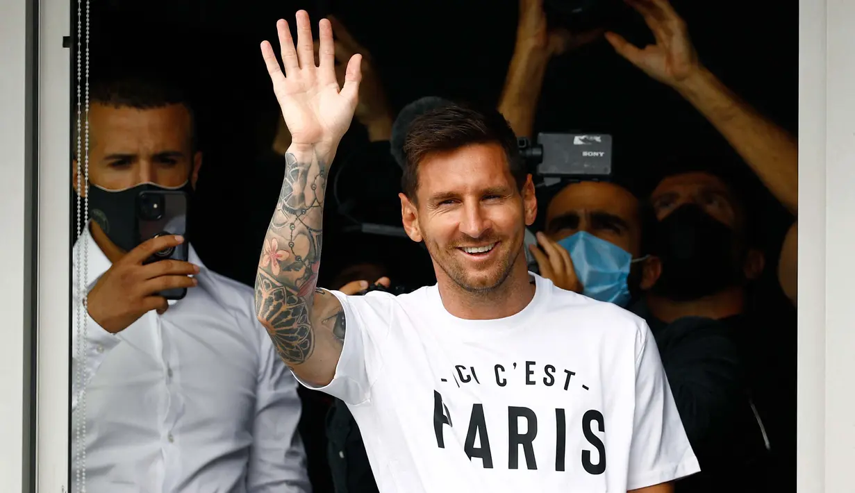 Lionel Messi akhirnya tiba di Bandara Le Bourget, Paris, Prancis, Selasa, 10 Agustus 2021. kedatangan mantan pemain Barcelona tersebut untuk merampungkan kepindahan dirinya ke klub Paris Saint-Germain (PSG). (Foto: AFP/Sameer Al-Doumy)