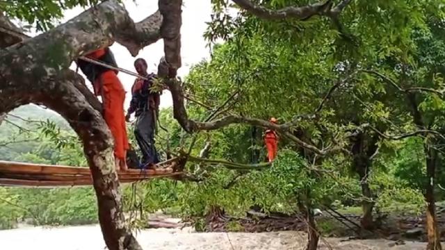 Tim Basarnas andalkan tali evakuasi warga Barru yang terisolir banjir ke tempat aman (Liputan6.com/ Eka Hakim)